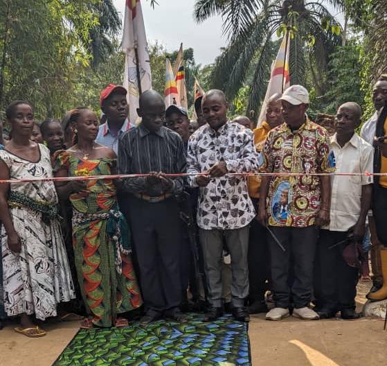 Fizi: le chef de secteur de Lulenge, Zawadi Kabandilwa Abambe inaugure le pont AMIA dans le groupement des Basombo