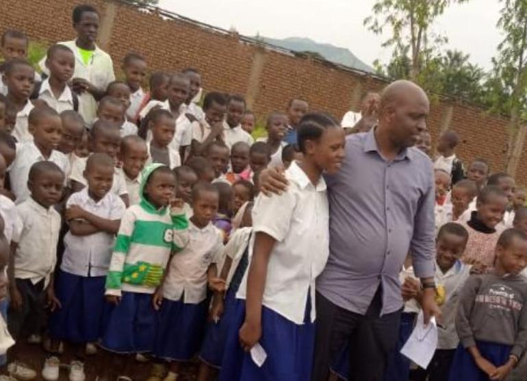 Kamanyola : le Complexe Scolaire Sainte-Antoinette assiste des familles pygmées à l’occasion de la Journée de l’Enfant Africain
