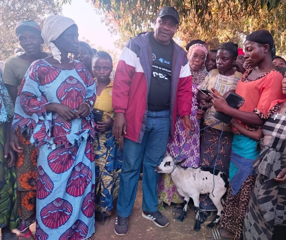 FIZI : L’AT Kalonji Badibanga visite les déplacés de Malicha